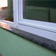 Az ablakpárkány anyaga: gránit Verde San Francisco 